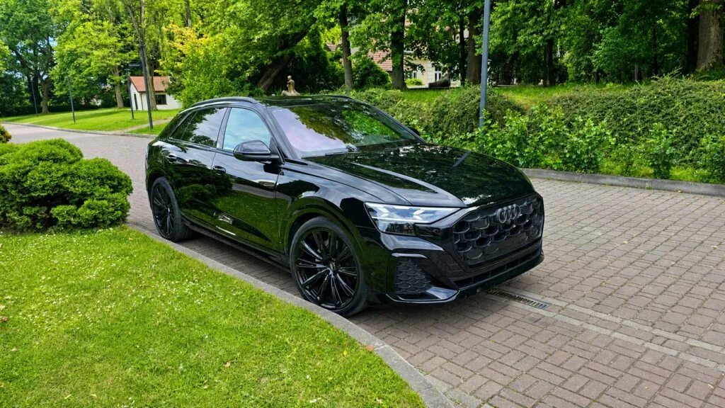 Auto do ślubu podjeżdżające pod salę