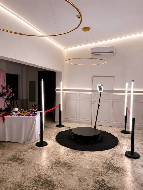 Fotobudka 360 na sali weselnej
