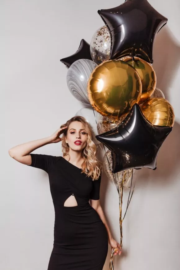 Gość z balonami przy fotobudce klasycznej