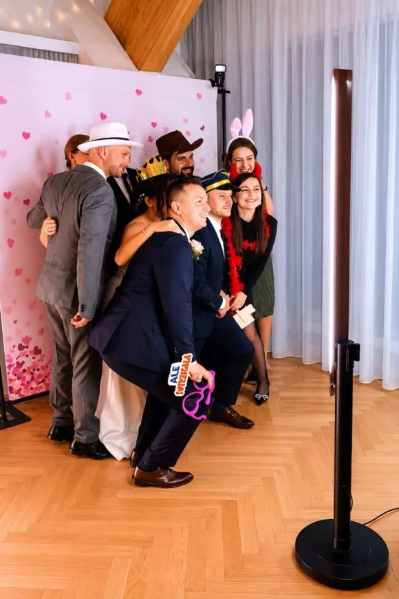Goście z gadżetami przy fotobudce klasycznej