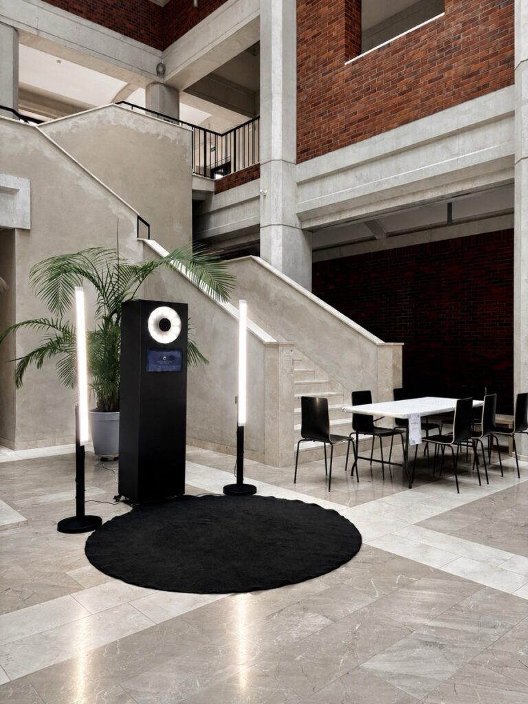 Fotobudka klasyczna w atrium sali eventowej
