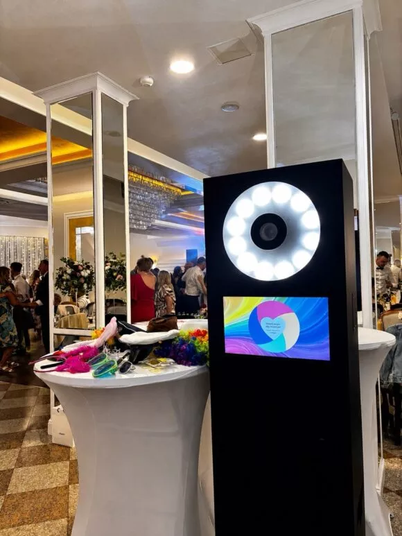 Fotobudka klasyczna z wydrukami na sali eventowej