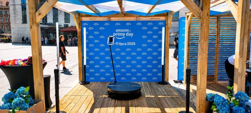 Strefa Amazon Prime Day 2025 z fotobudką 360 w drewnianym pawilonie