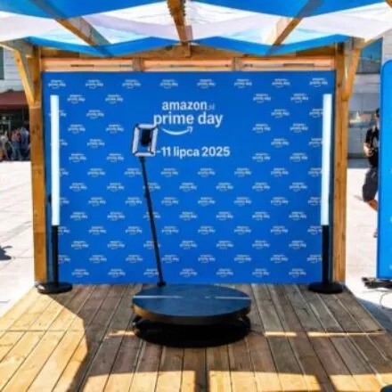 Strefa Amazon Prime Day 2025 z fotobudką 360 w drewnianym pawilonie