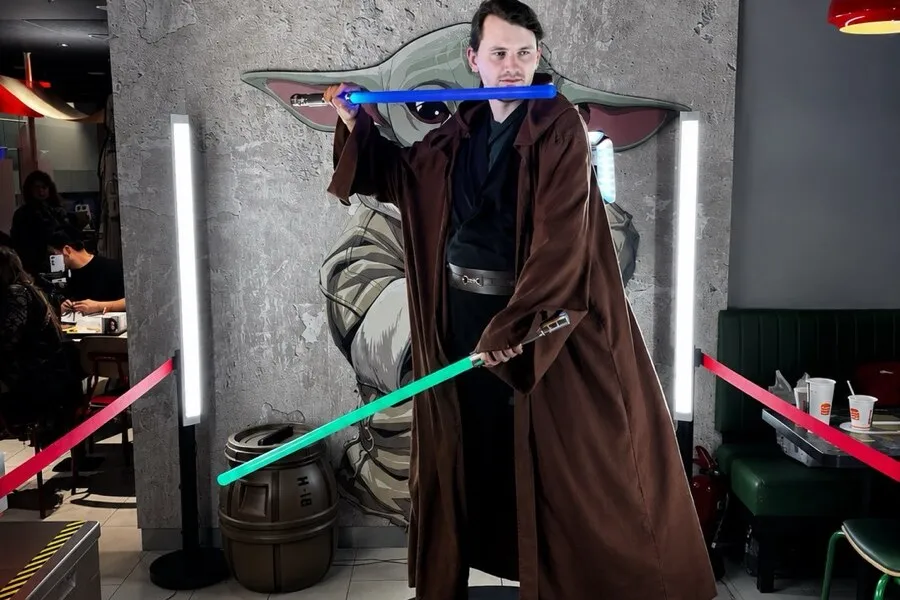 Jedi z dwoma mieczami świetlnymi na platformie fotobudki 360