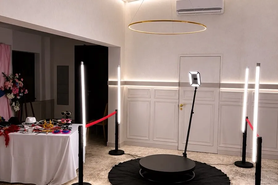 Wynajem fotobudki 360 na sali weselnej