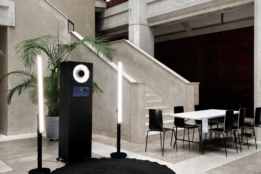 Fotobudka 360 w atrium sali weselnej