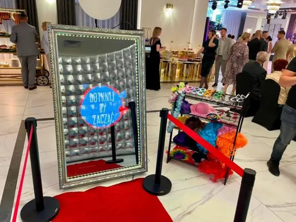 Fotolustro na sali podczas eventu firmowego