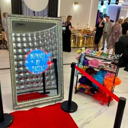 Fotolustro na sali podczas eventu firmowego