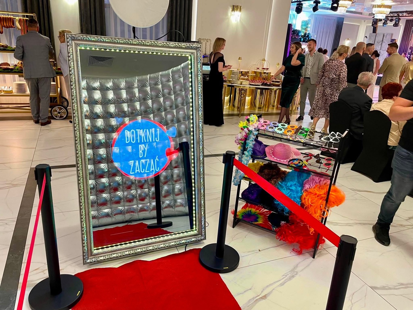 Fotolustro na sali podczas eventu firmowego