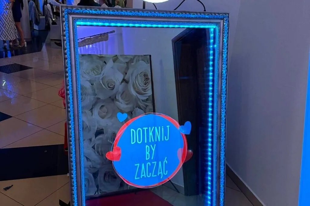 Fotolustro na sali podczas przyjęcia