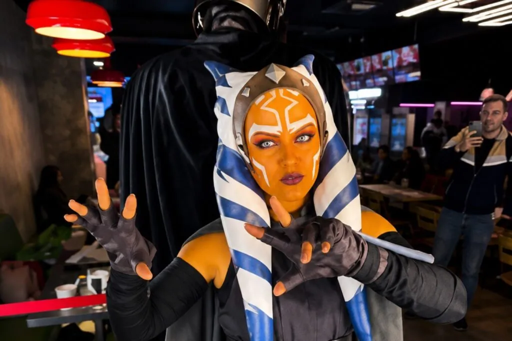 Cosplayerka Ahsoki Tano i Darth Vader w restauracji Burger King