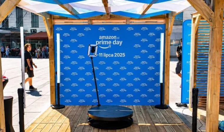 Drewniany pawilon z niebieską ścianką Amazon Prime Day i obrotową platformą na plenerowej akcji promocyjnej