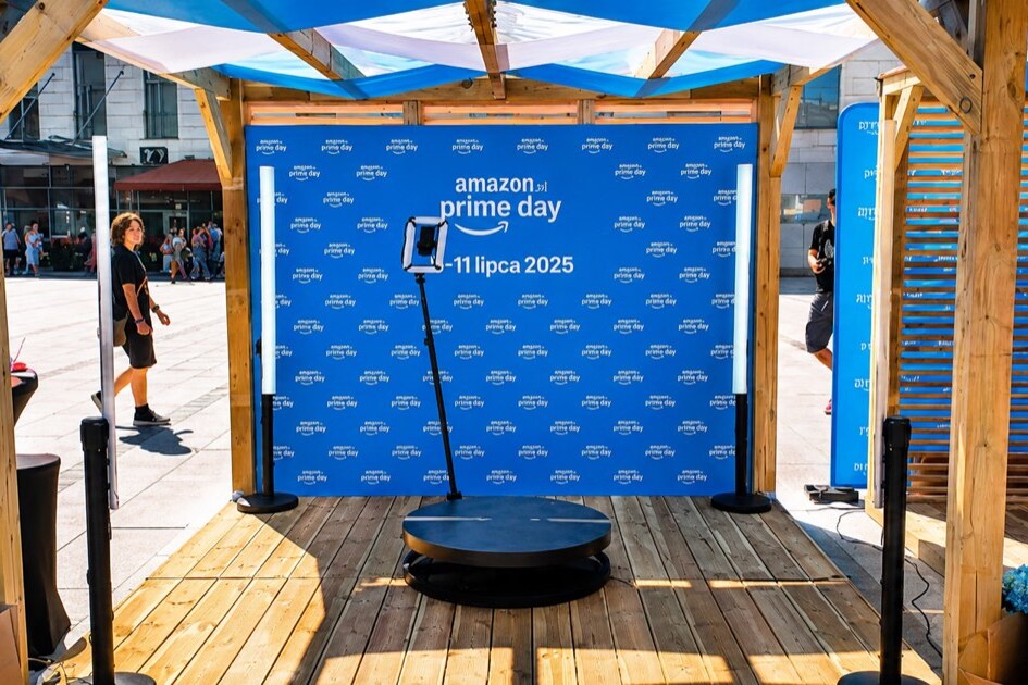 Drewniany pawilon z niebieską ścianką Amazon Prime Day i obrotową platformą na plenerowej akcji promocyjnej