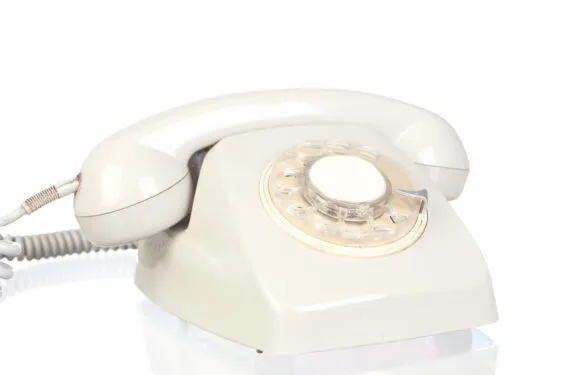 Biały telefon z tarczą w stylu retro