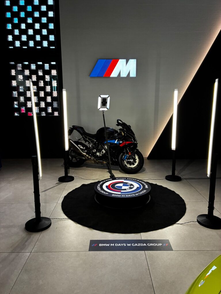 Fotobudka 360 przy motocyklu BMW M na evencie